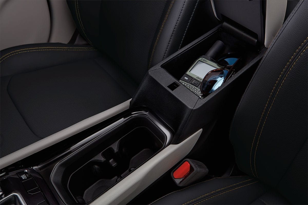 Console centrale Jeep Compass 2025 avec chargeur sans fil et espace porte-gobelet