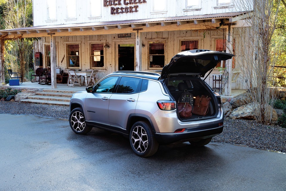 Espace de chargement du Jeep Compass 2025 avec configurations de rangement polyvalentes
