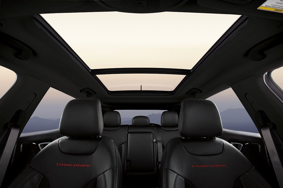 Toit ouvrant panoramique du Jeep Compass 2025 offrant une expérience de conduite à ciel ouvert