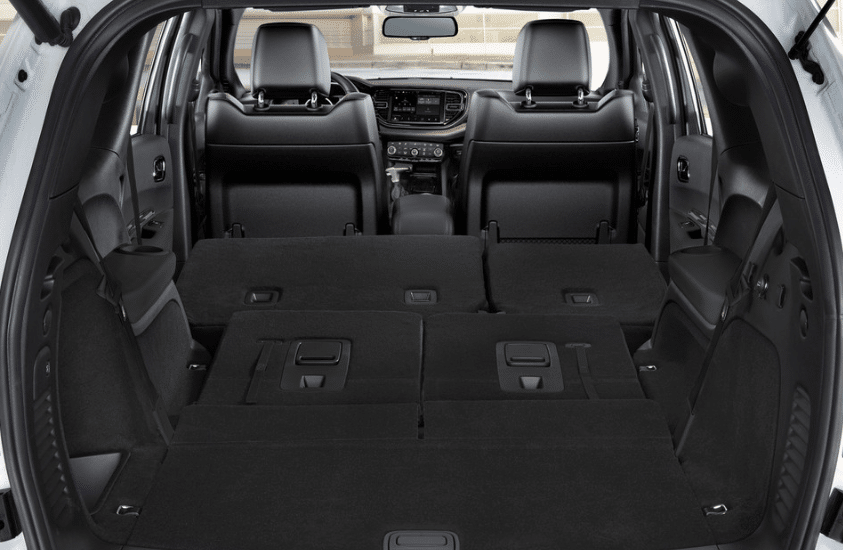 Espace de chargement du Dodge Durango 2025 avec sièges de troisième rangée rabattus pour un maximum d'espace